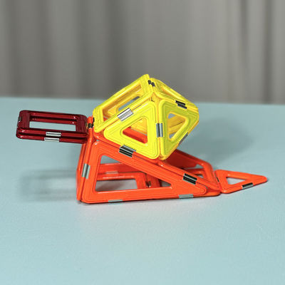 Montaggio di piastrelle magnetiche con forme versatili per animali e piante
