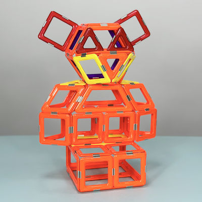 Assemblaggio di piastrelle magnetiche con forme versatili per animali e piante