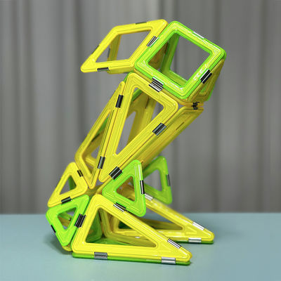 Assemblaggio di piastrelle magnetiche con forme versatili per animali e piante Coniglio