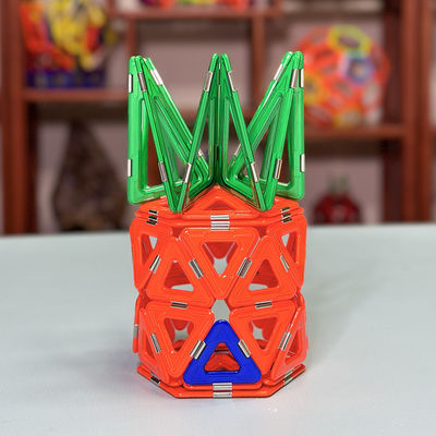 Assemblaggio di piastrelle magnetiche con forme versatili per animali e piante