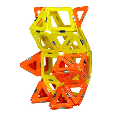 Assemblaggio di piastrelle magnetiche con forme versatili per animali e piante