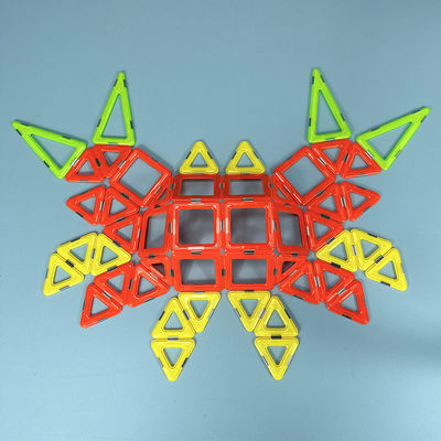 Assemblaggio di piastrelle magnetiche con forme versatili per animali e piante